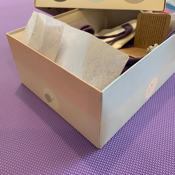 Babysoy Newborn Gift Set Bodysuit/Pants/Sock/Mittens/Hat/Gift Box - 3-6 months - Picture 7 of 9